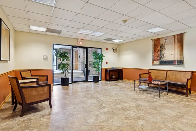 $425,000 | 724 12th Street, Unit 105, Wilmette, IL 60091