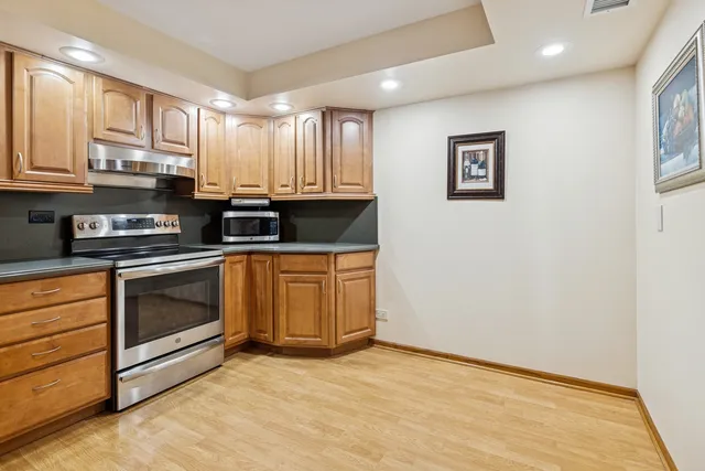 $425,000 | 724 12th Street, Unit 105, Wilmette, IL 60091