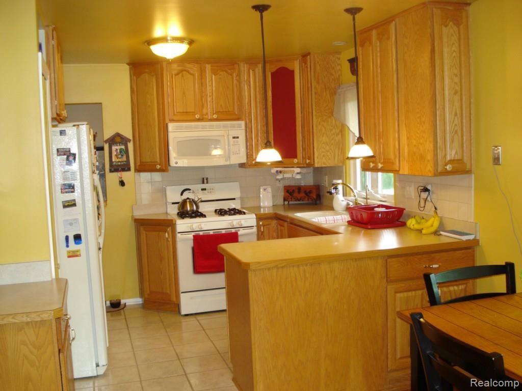 5474 Whipple Lake Road Clarkston, MI 48348 - Photo 16 of 47 Kitchen