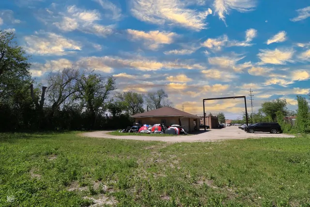 a view of a house with backyard