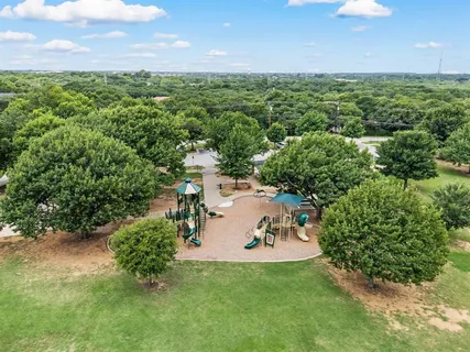 a view of a back yard