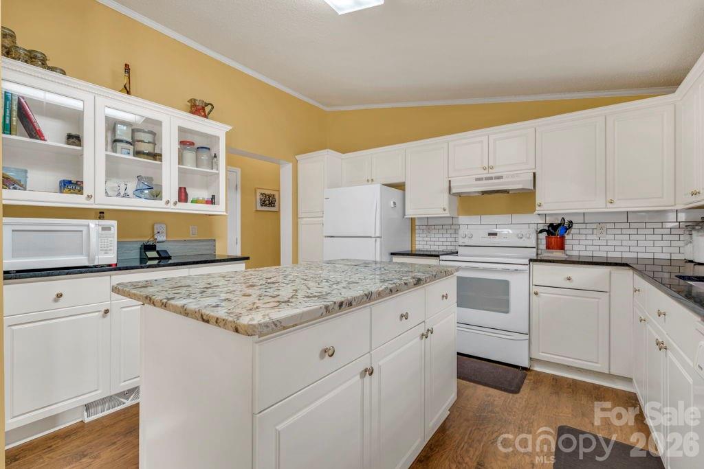 401 Lynn Gap Road Spruce Pine, NC 28777 - Photo 7 of 34