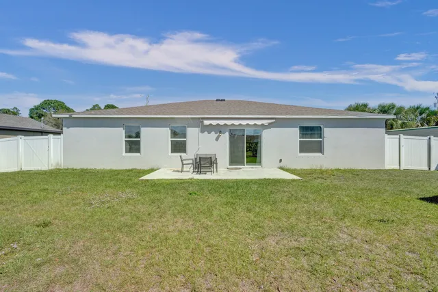 a view of a house with a backyard