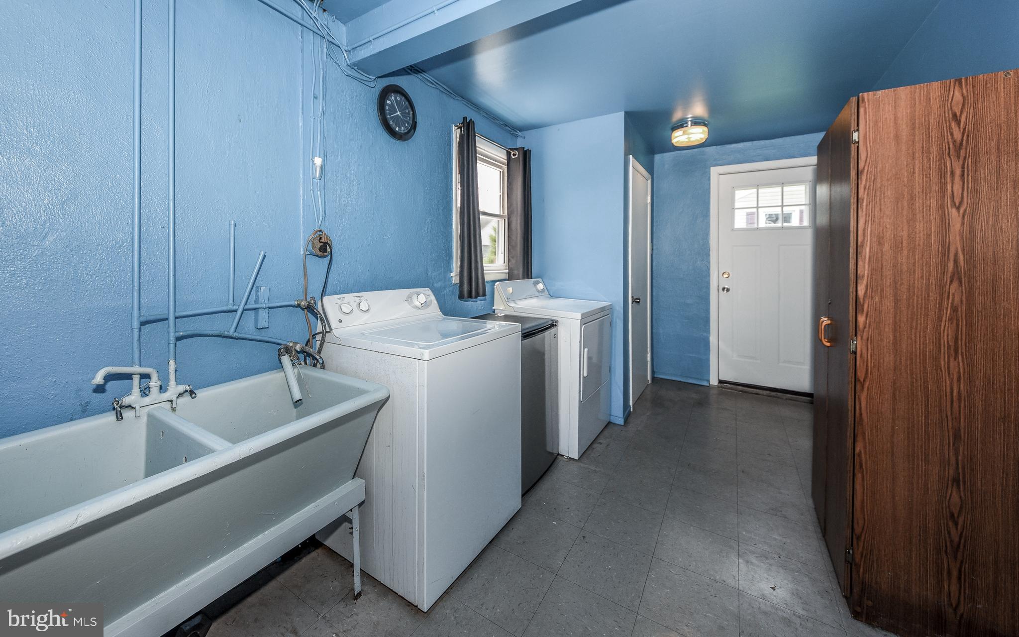 1827 Twining Road Willow Grove, PA 19090 - Photo 30 of 33 Laundry Room with Utility Sink