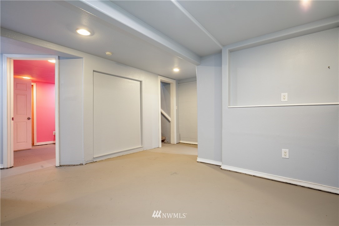 17510 Southeast 121st Place Renton, WA 98059 - Photo 20 of 40 an empty room with entrance and door