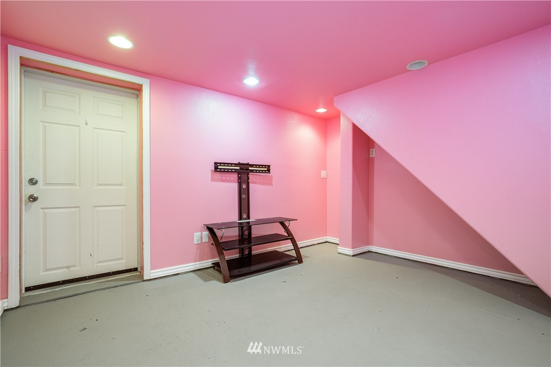 17510 Southeast 121st Place Renton, WA 98059 - Photo 23 of 40 a view of a room with gym equipment