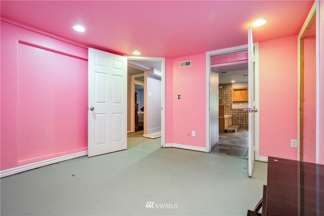 17510 Southeast 121st Place Renton, WA 98059 - Photo 24 of 40 a very nice looking room with a room