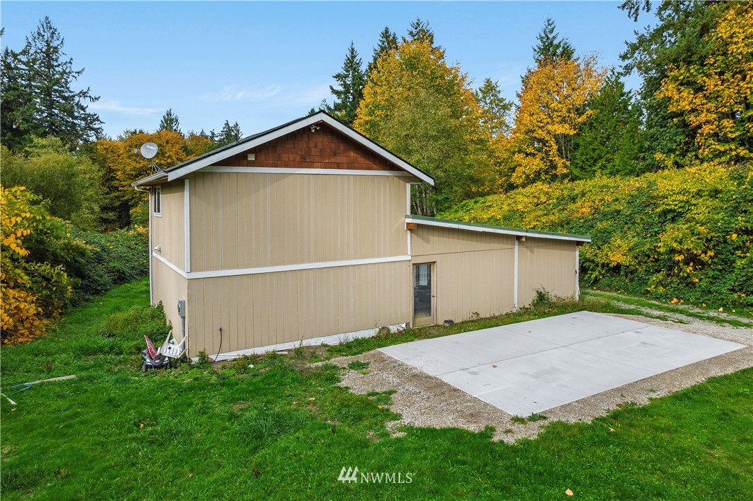 17510 Southeast 121st Place Renton, WA 98059 - Photo 36 of 40 a backyard of a house with plants and large tree
