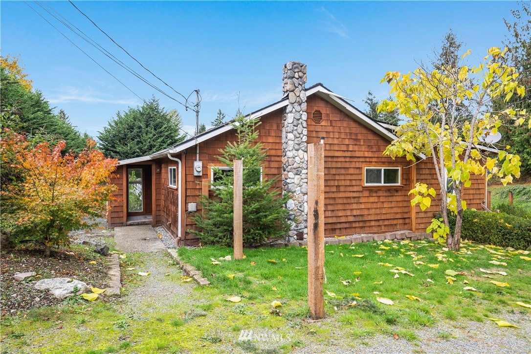 17510 Southeast 121st Place Renton, WA 98059 - Photo 5 of 40 a front view of a house with garden