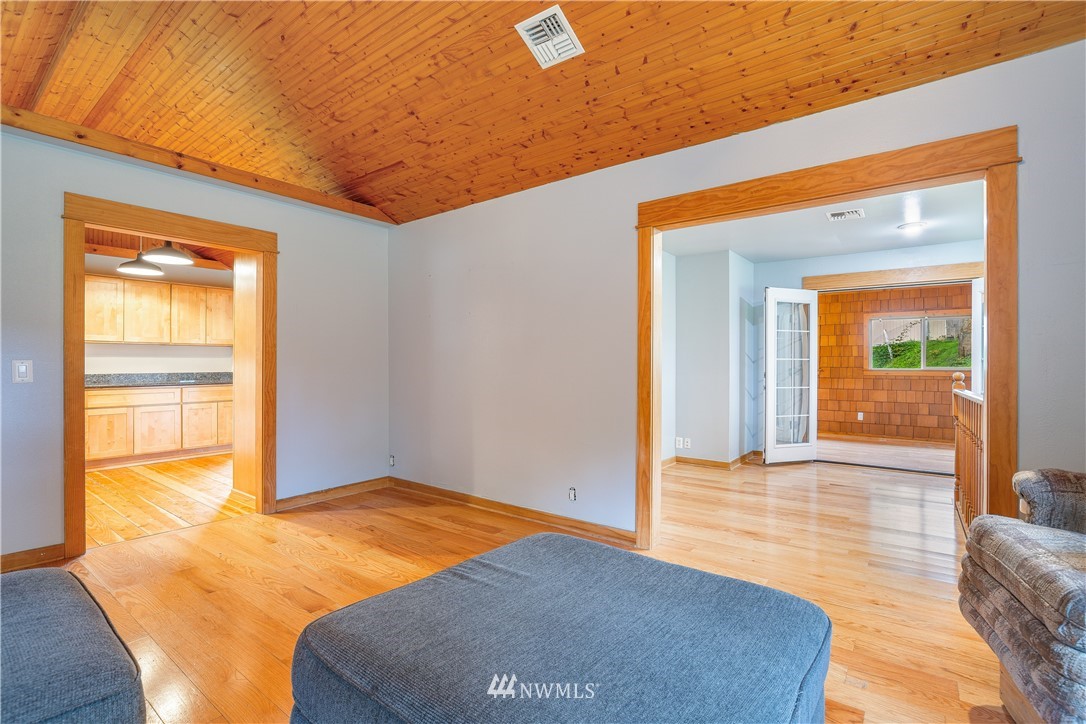 17510 Southeast 121st Place Renton, WA 98059 - Photo 8 of 40 a view of an empty room and window