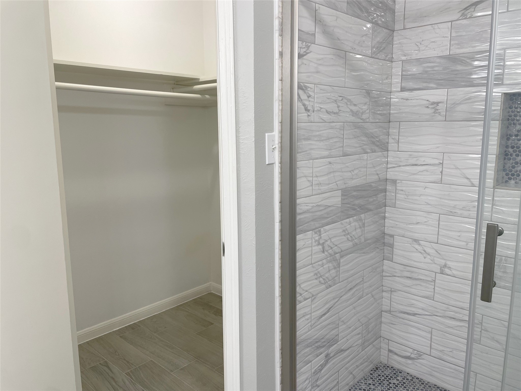 23460 Smith Road Porter, TX 77365 - Photo 36 of 46 a bathroom with a glass shower door