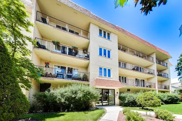 $350,000 | 6300 West Montrose Avenue, Unit 305, Chicago, IL 60634