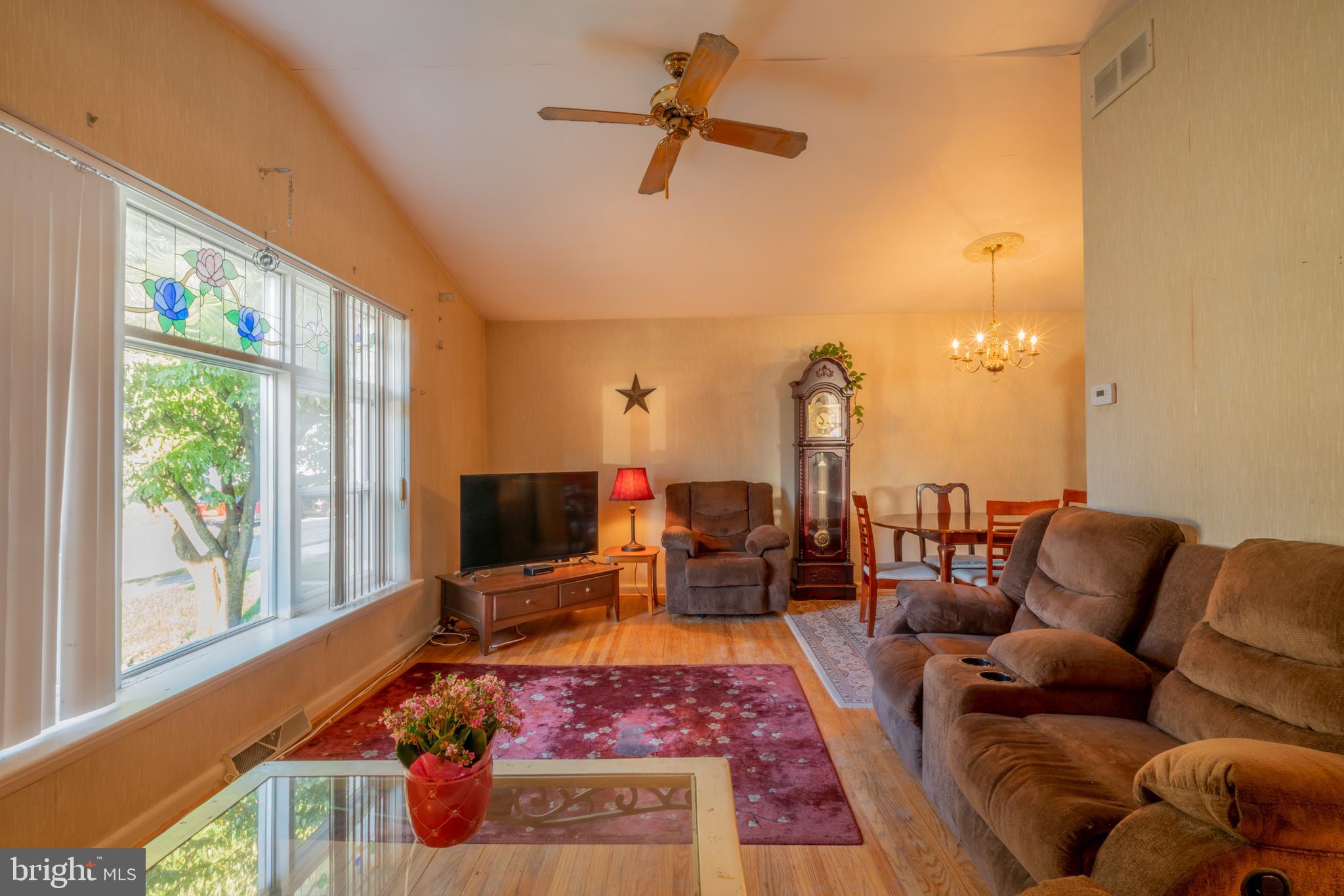 804 Charette Road Philadelphia, PA 19115 - Photo 4 of 17 Living room