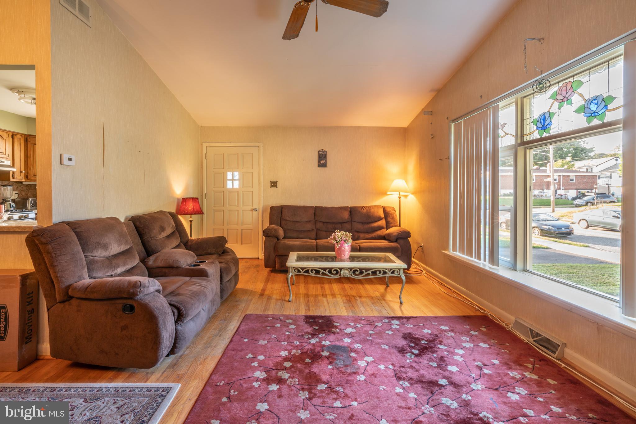 804 Charette Road Philadelphia, PA 19115 - Photo 5 of 17 Living room