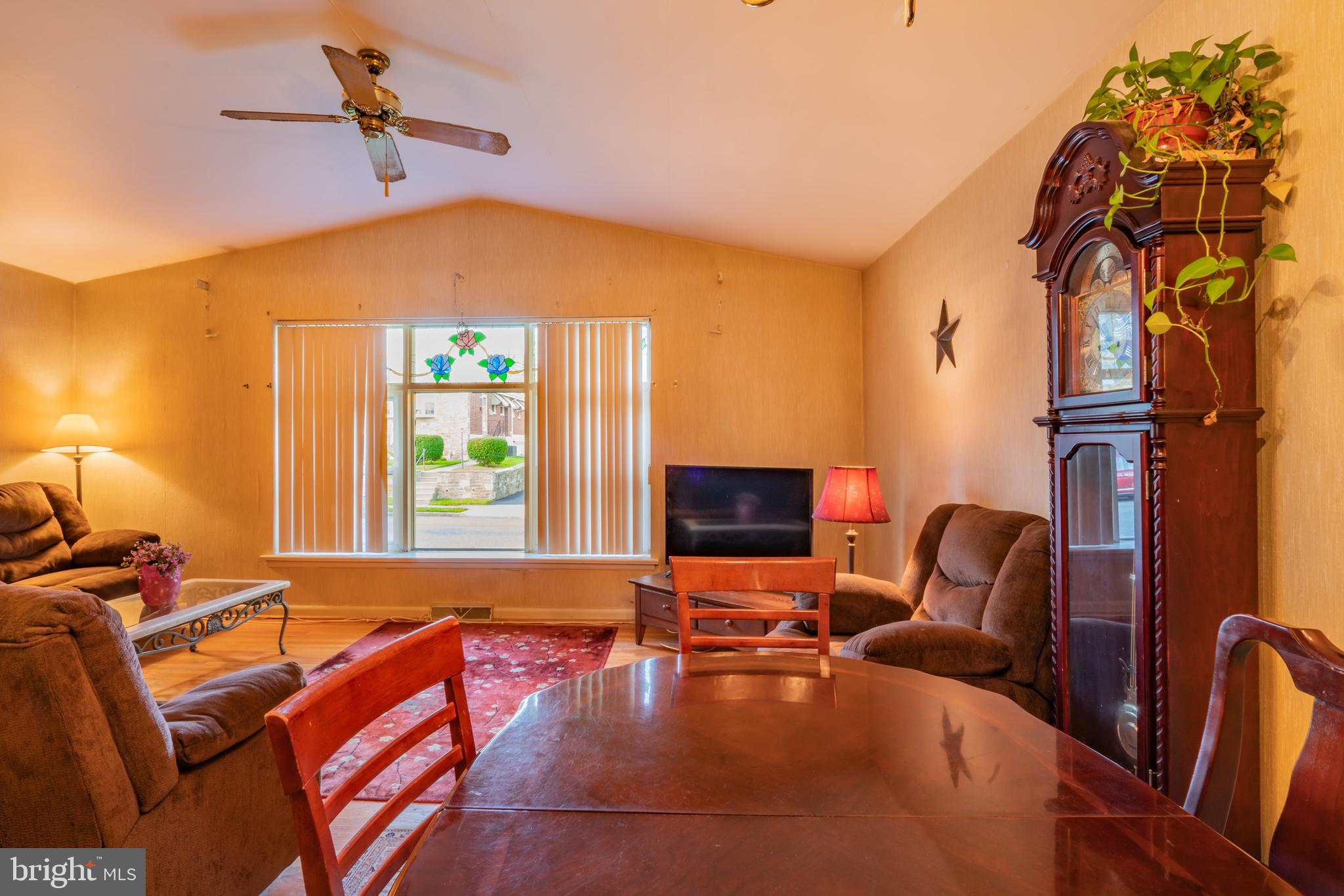 804 Charette Road Philadelphia, PA 19115 - Photo 8 of 17 Dining room/living room