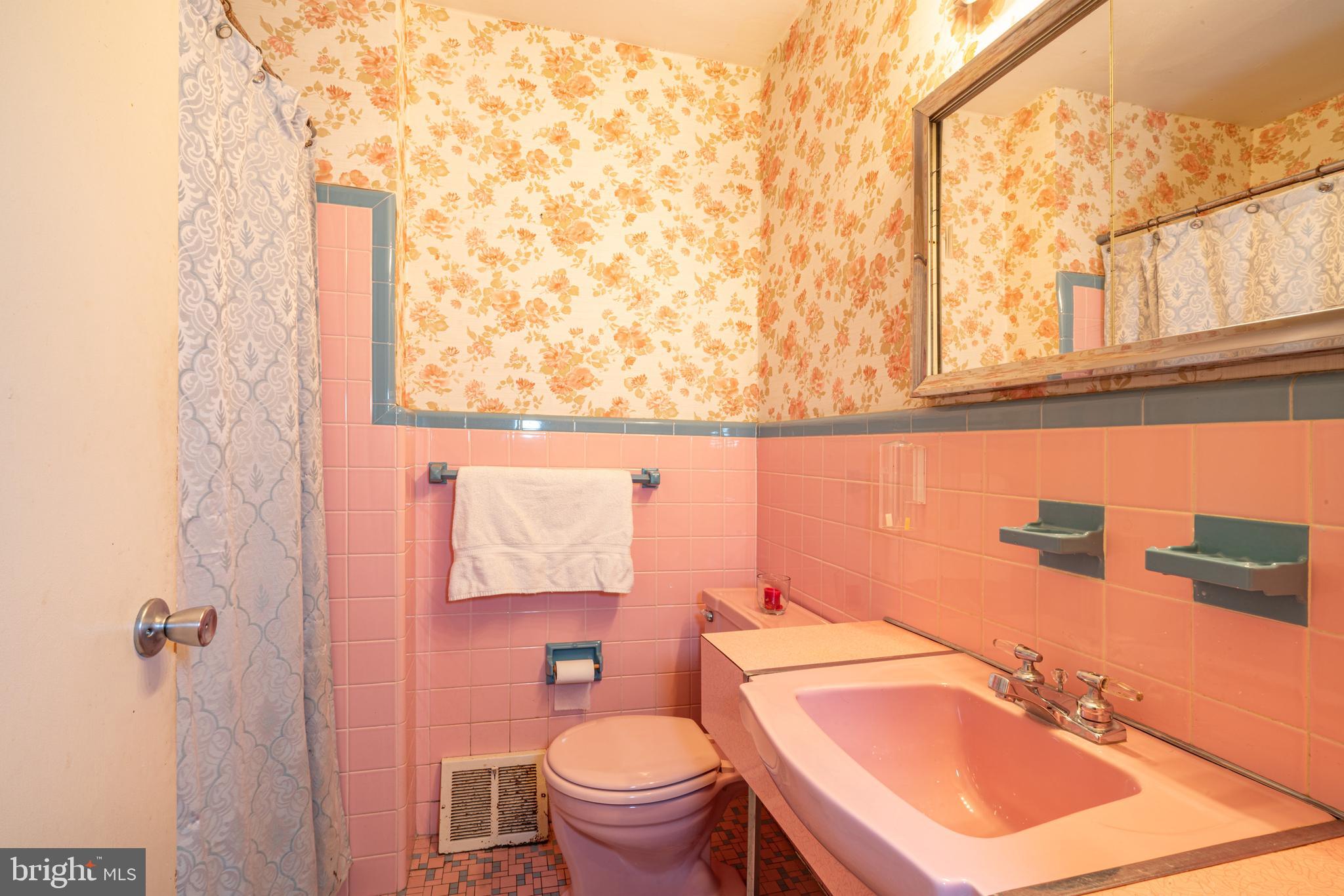 804 Charette Road Philadelphia, PA 19115 - Photo 10 of 17 2nd bathroom