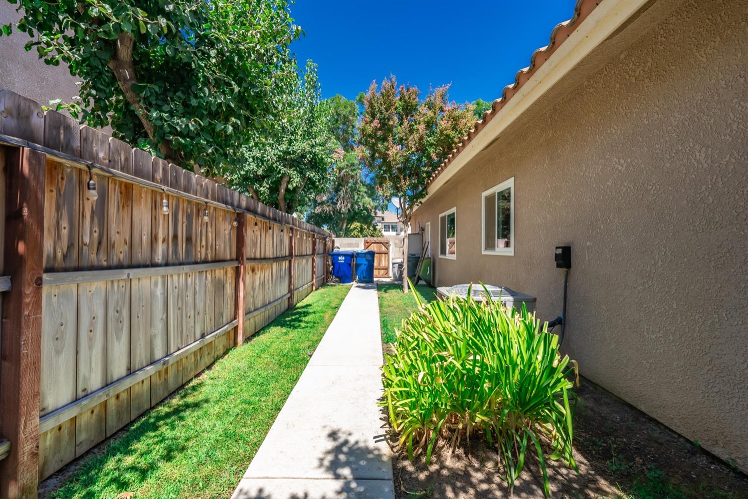 3432 Doubletree Way Madera, CA 93637 - Photo 25 of 45 a view of a backyard with pathway