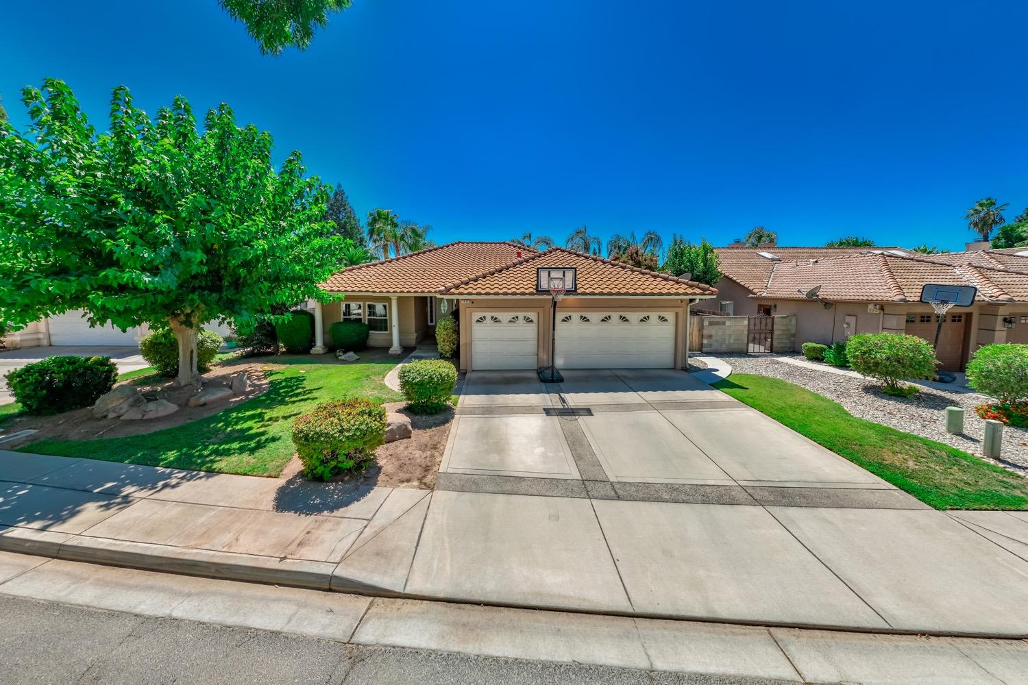 3432 Doubletree Way Madera, CA 93637 - Photo 39 of 45 a front view of a house with a yard