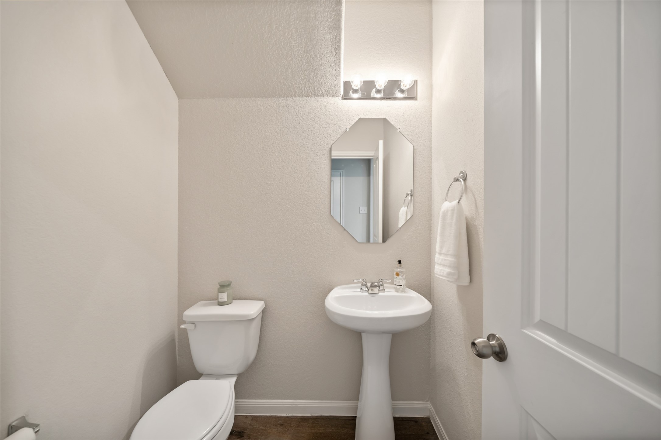 3628 Cub Drive Conroe, TX 77301 - Photo 16 of 32 Convenient half bathroom, located just off the kitchen.
