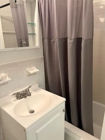 $1,750 | 151-05 Cross Island Parkway, Unit 2F | Whitestone