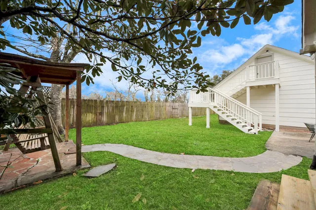 a view of a house with backyard and garden
