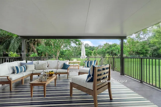 a view of a backyard