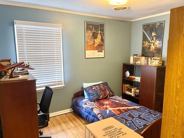 4468 Garnett Road Memphis, TN 38117 - Photo 10 of 14 a bedroom with a bed and furniture