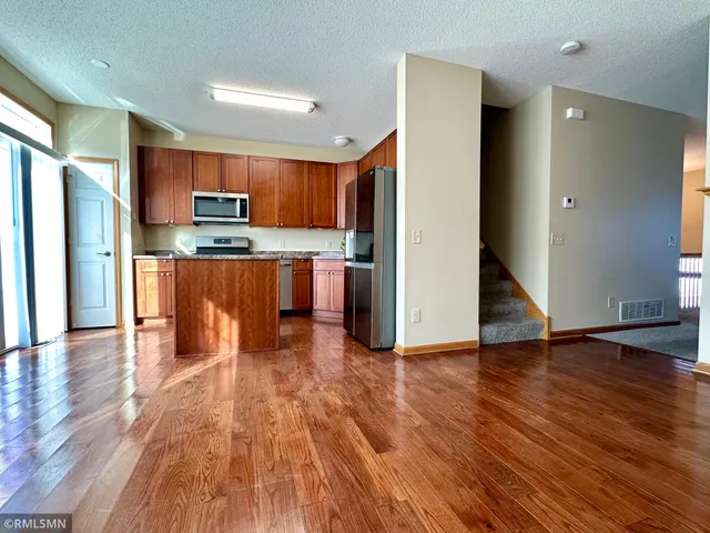 $2,300 | 1760 Riverside Drive, Shakopee, MN 55379