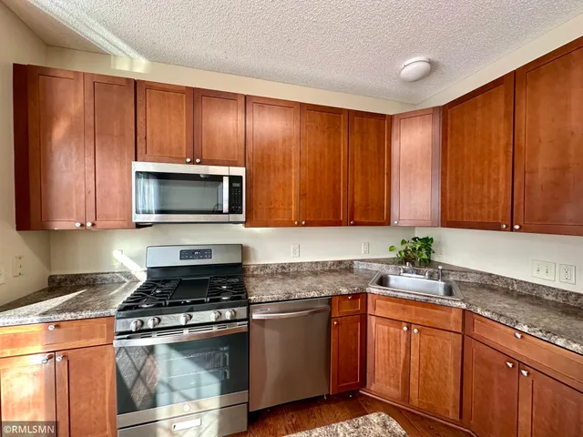 $2,300 | 1760 Riverside Drive, Shakopee, MN 55379