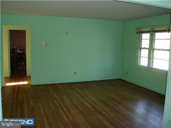 30 Cornwall Road New Castle, DE 19720 - Photo 2 of 6 Living Room