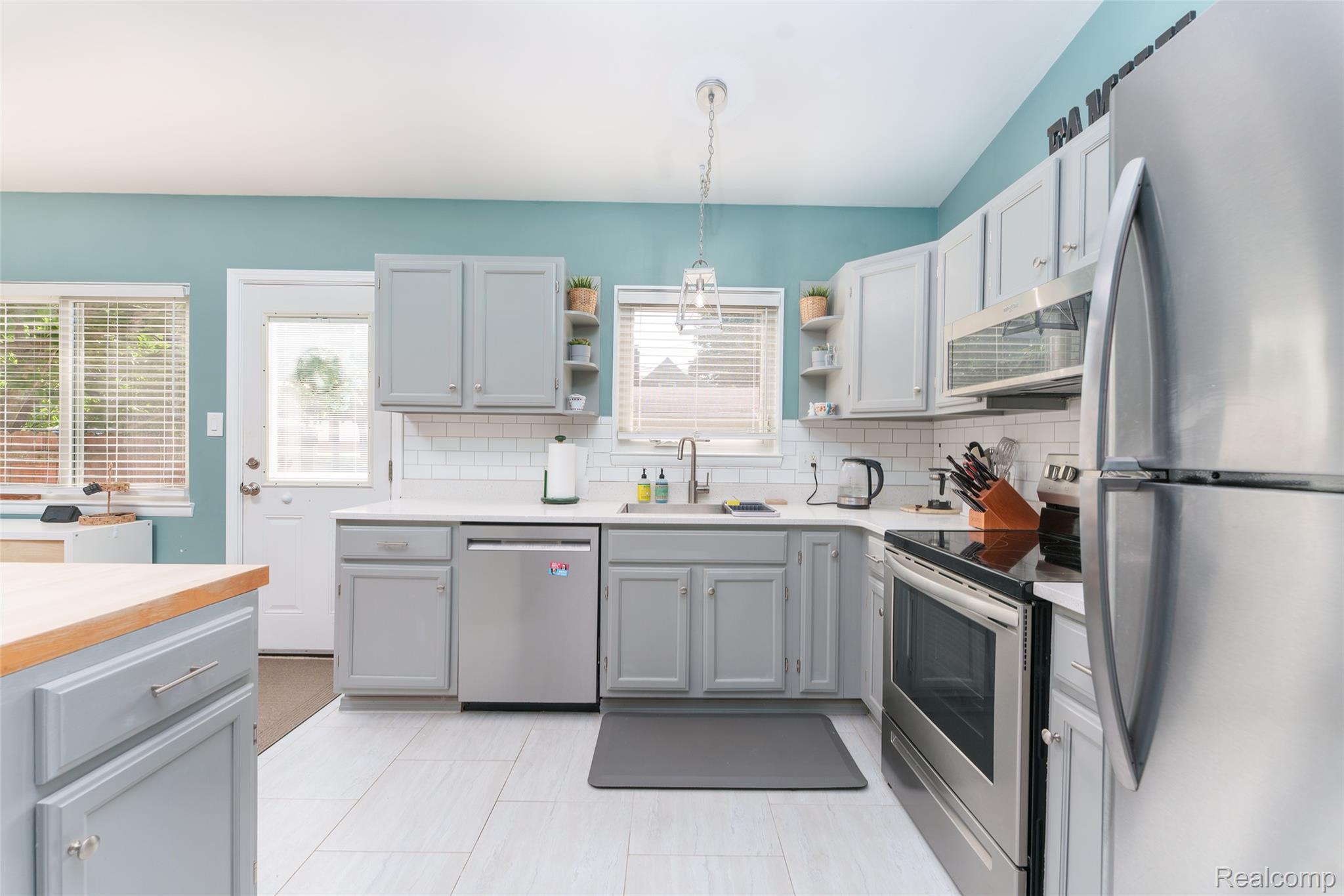 11860 Riverside Drive Plymouth, MI 48170 - Photo 10 of 25 DSC01161-1.jpg