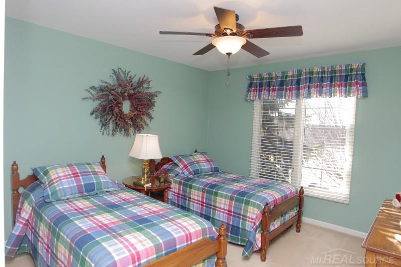 1313 Tulberry Circle Rochester, MI 48306 - Photo 32 of 38 31269943-33.JPG