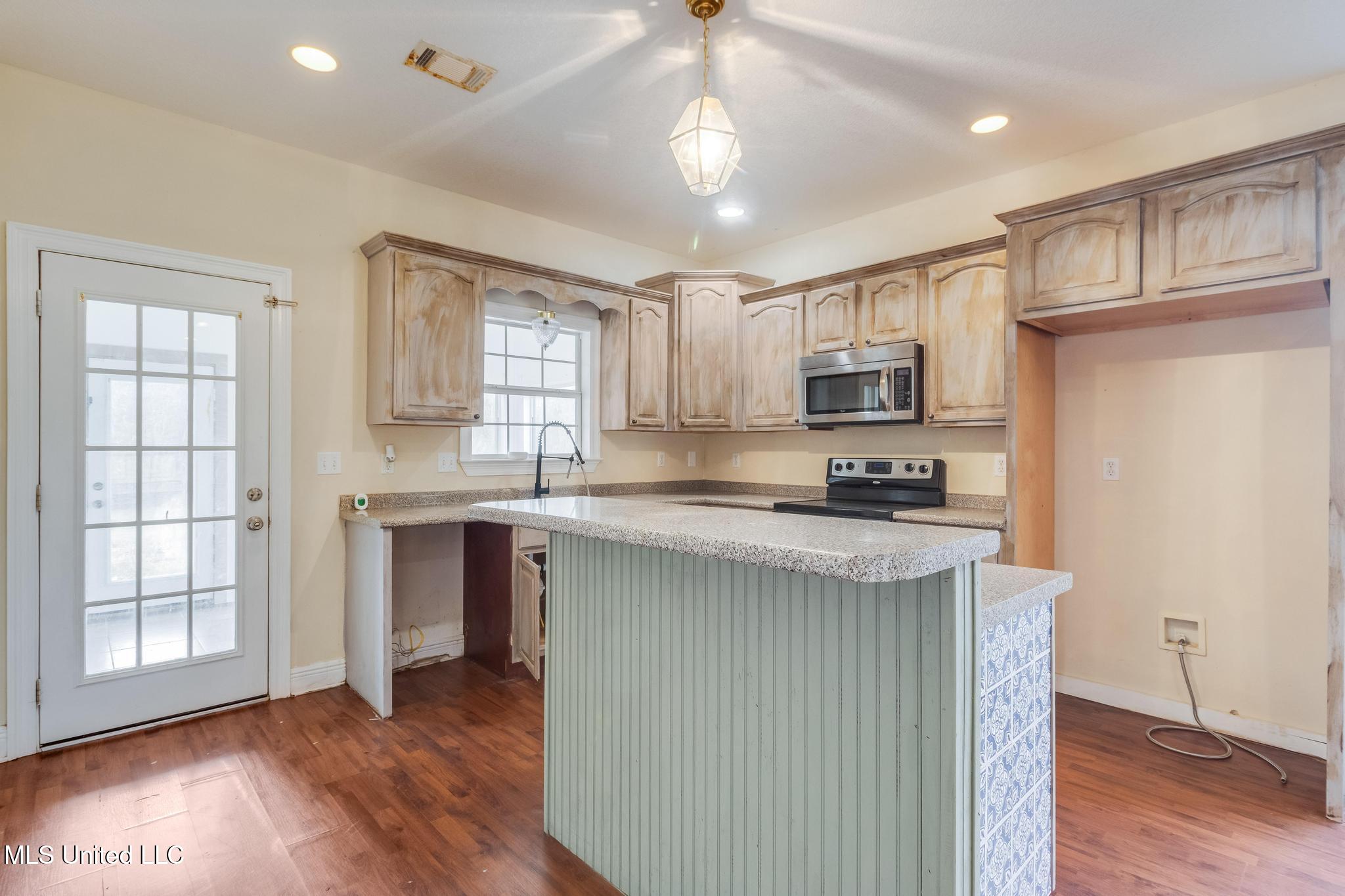 11237 Coleman Road Gulfport, MS 39503 - Photo 5 of 33 IMG_2943-2