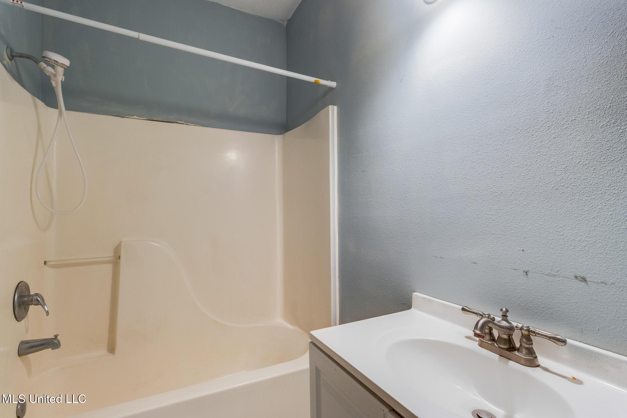 11237 Coleman Road Gulfport, MS 39503 - Photo 9 of 33 IMG_2958