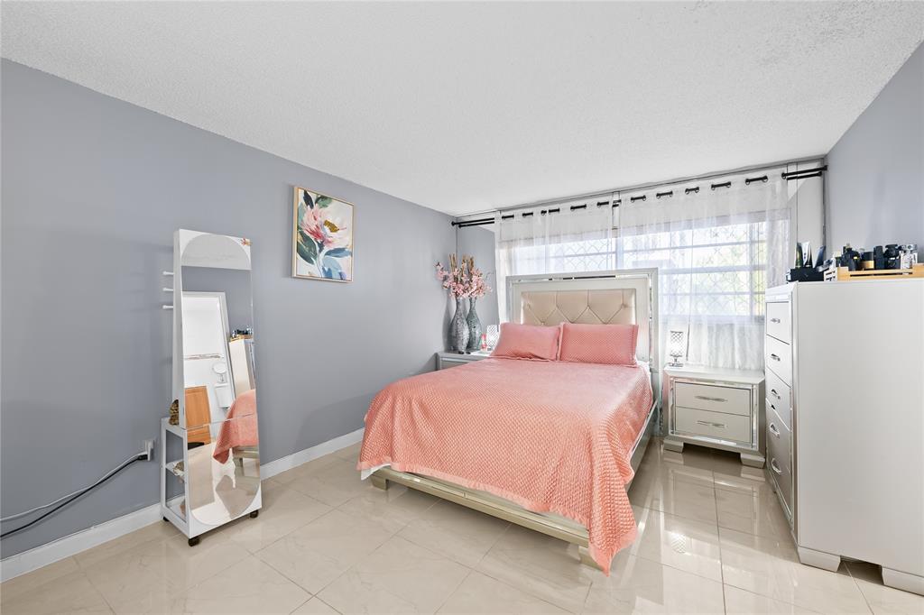 471 North Pine Island Road, Unit 302D Plantation, FL 33324 - Photo 10 of 23 a bedroom with a bed and a window