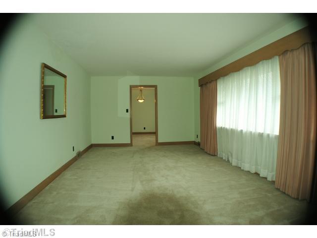 424 Oak Summit Road Winston-Salem, NC 27105 - Photo 3 of 10 Living Room.