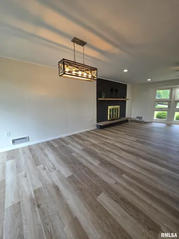 $345,000 | 211 Country Lane, Quincy, IL 62305