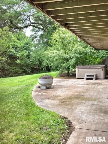 $345,000 | 211 Country Lane, Quincy, IL 62305