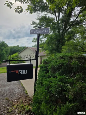 $345,000 | 211 Country Lane, Quincy, IL 62305