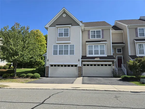 $474,900 | 804 Hawthorn Way, New Windsor, NY 12553