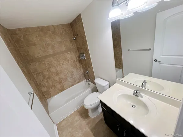 $474,900 | 804 Hawthorn Way, New Windsor, NY 12553