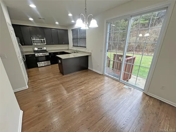 $474,900 | 804 Hawthorn Way, New Windsor, NY 12553