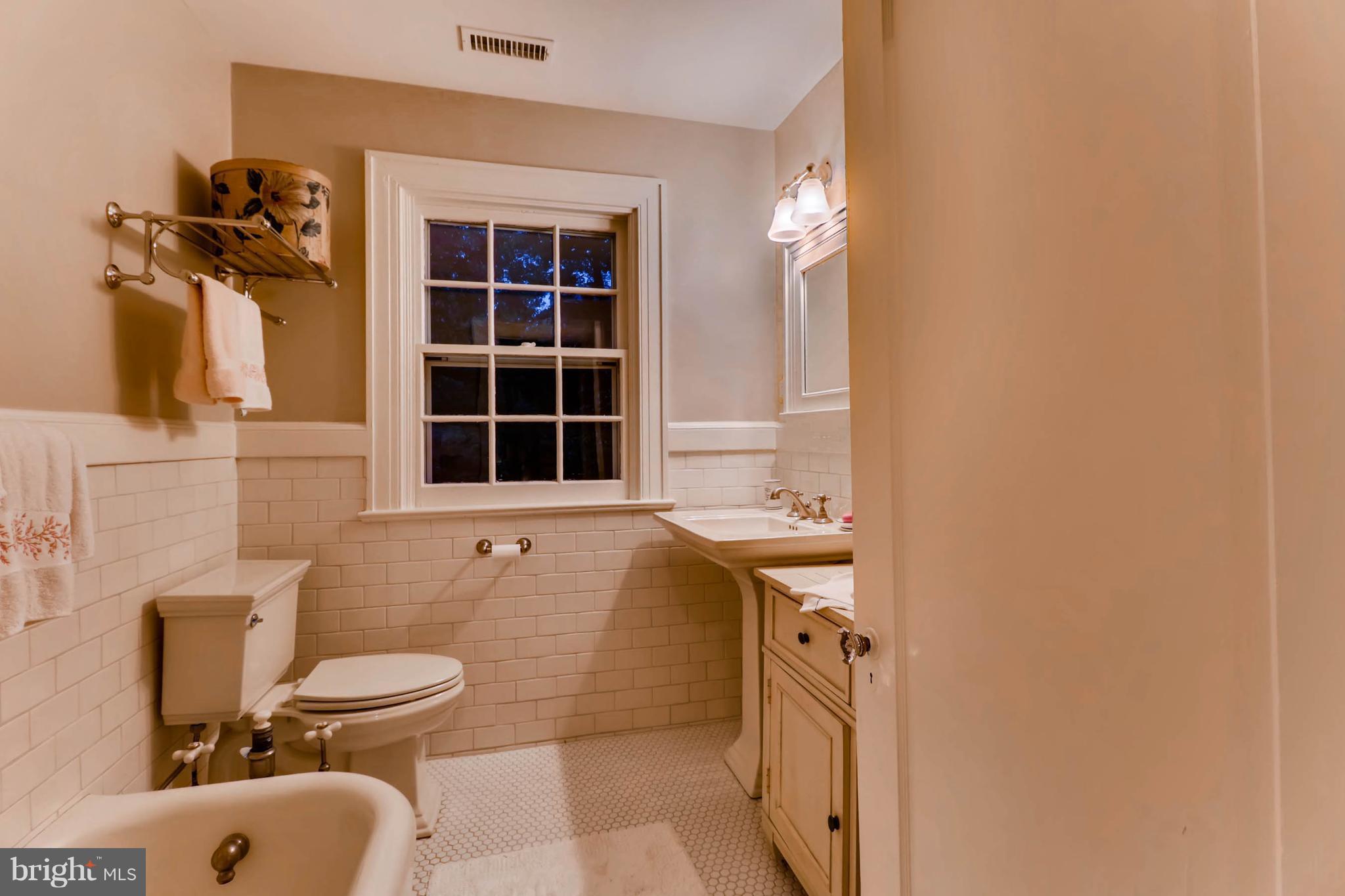 17 Elmwood Road Baltimore, MD 21210 - Photo 20 of 30 Updated Hall Bath