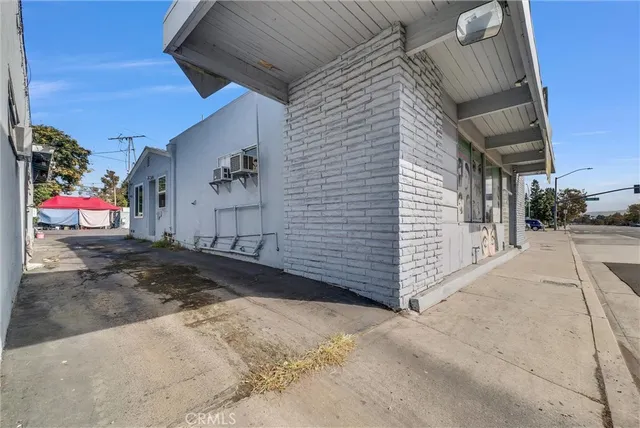 a view of a front door and outdoor space