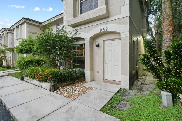 $2,400 | 952 Summit Lake Drive, West Palm Beach, FL 33406