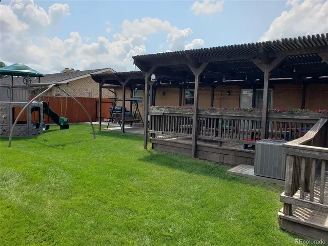 a view of a house with backyard