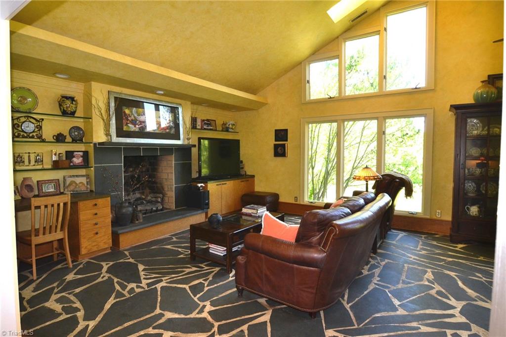 4237 Wayne Road Greensboro, NC 27407 - Photo 11 of 21 Great Room