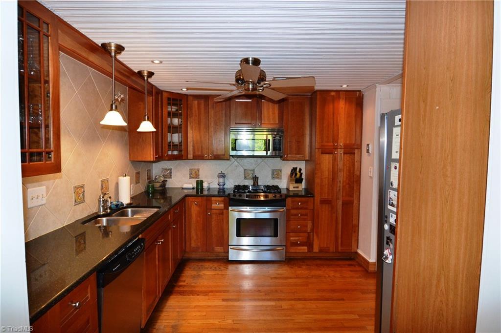 4237 Wayne Road Greensboro, NC 27407 - Photo 8 of 21 Kitchen