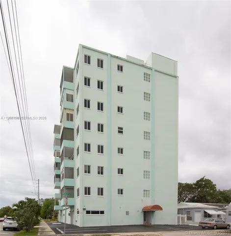 $215,000 | 1700 Pierce Street, Unit 204, Hollywood, FL 33020