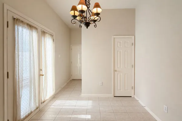 a view of entryway with window